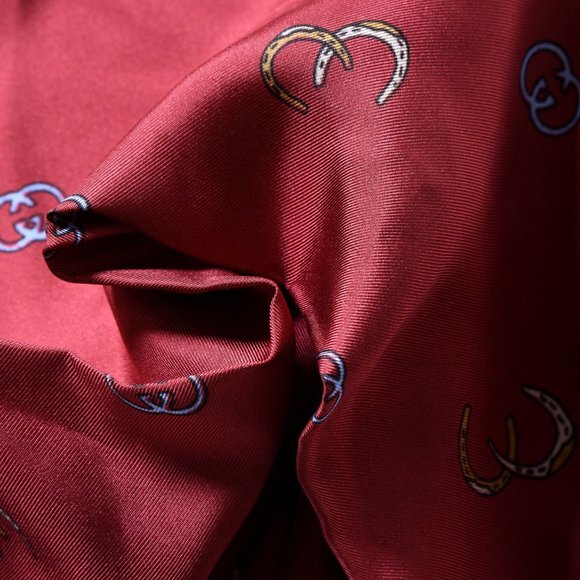 Gucci GG Horseshoe Print Pocket Square in Red NEW IN BOX - Picture 5 of 9